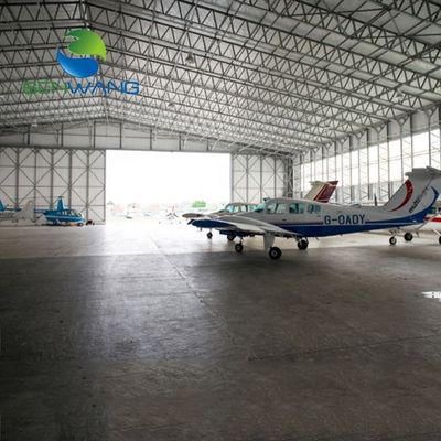 Hangar lotniczy ze stalową ramą oferujący dużą wolną przestrzeń i elastyczne opcje projektowania dla różnych obiektów lotniczych