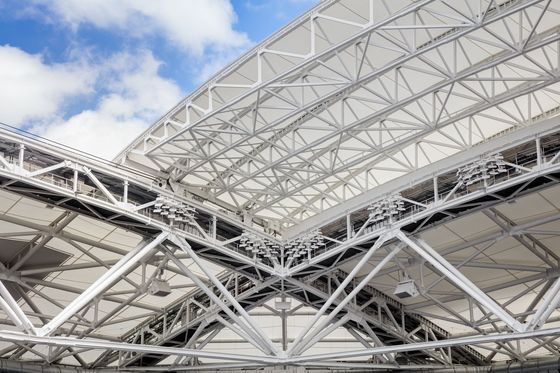 Odporna na warunki pogodowe konstrukcja stalowa z instalacją śrubkowaną lub spawaną i dostosowalnym podłożem dachu