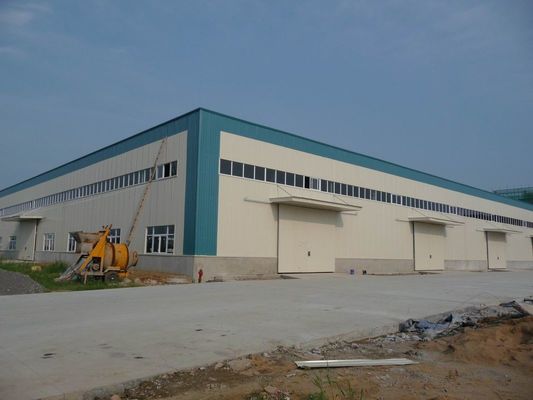 Hala stalowa z konstrukcją stalową i dachem z paneli warstwowych oraz ocynkowaną ramą