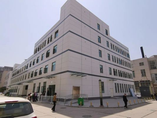 Stalowy magazyn w stylu przemysłowym