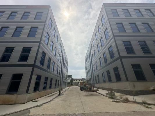 Ocynkowana konstrukcja stalowa do paneli dachowych warstwowych Q235B Q345B Q355B