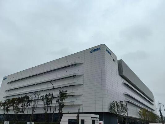 Odporny na trzęsienia ziemi magazyn ze stalową konstrukcją klasy 7-9 z solidnymi belkami stalowymi w kształcie litery H i oknami z podwójnymi szybami ze stopu aluminium