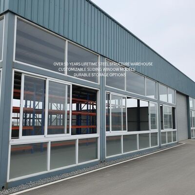 Ponad 50 lat Żywotność Structure Steel Warehouse Dostosowalne modele przesuwnych okien zapewniające trwałe opcje przechowywania